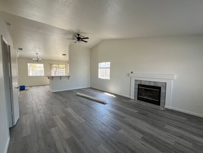 Building Photo - Newly Renovated - 3Br/2BA/ 1440SF Coming S...