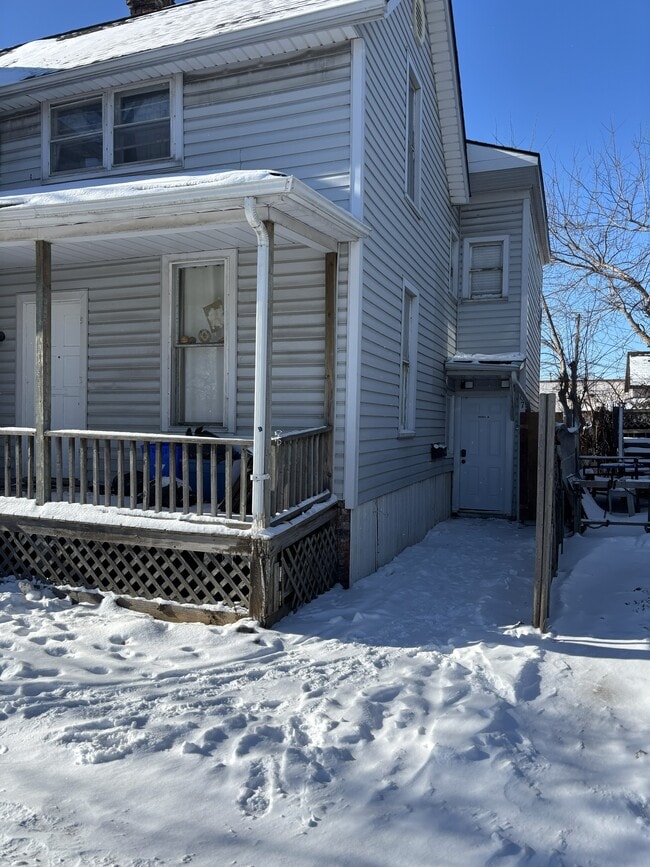 Building Photo - 107 Brock St N