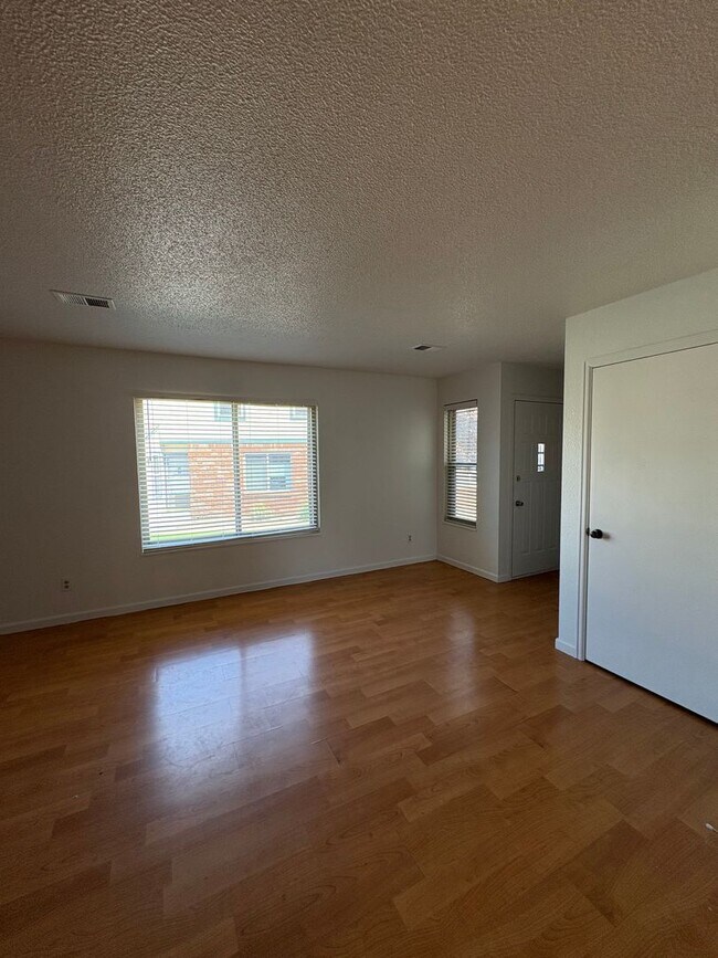 Foto del edificio - PRICE REDUCED - Updated 3 Bedroom 2.5 Bath...