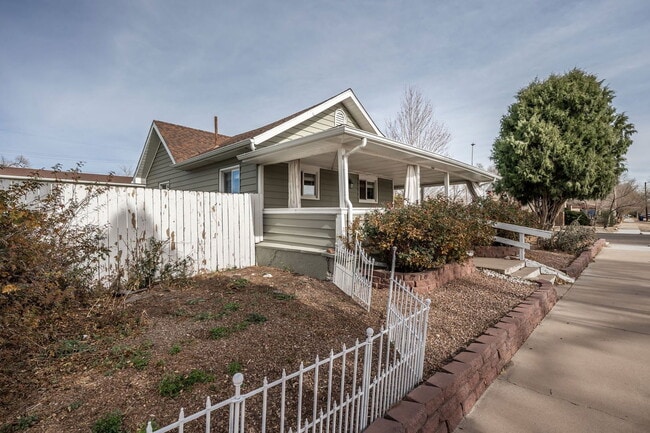 Building Photo - 903 W 15th St