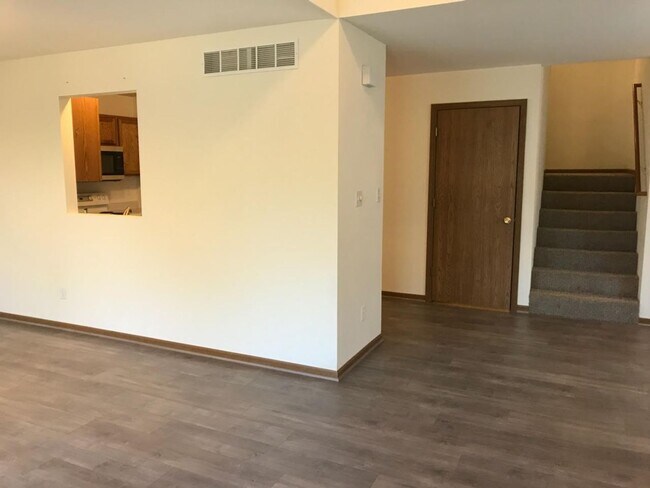 Building Photo - 3 bedroom 2.5 bth, 2car gar Washburn Rural...