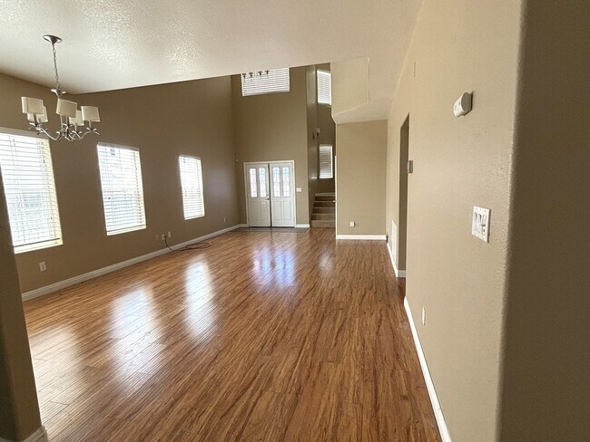 Foto del edificio - Huge 4 Bedroom Available Now!!!