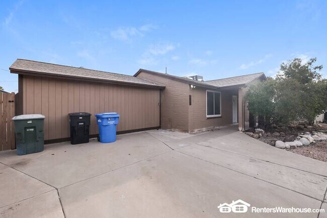 Building Photo - 3 Bedroom with HUGE lot