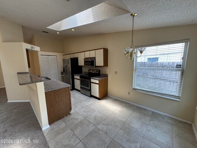 Foto del edificio - 8055 Creedmoor Dr