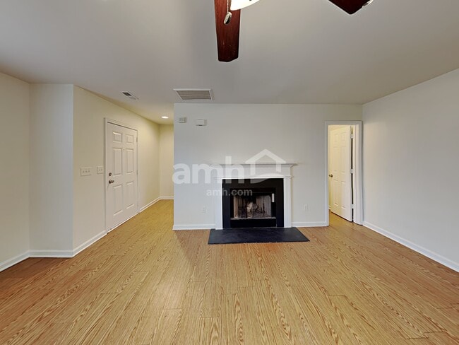 Foto del edificio - 8621 Berrybrook Ln