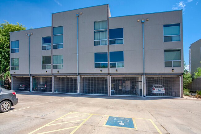 Building Photo - 727 E Portland St