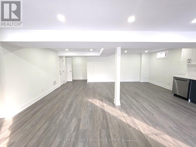 Building Photo - 131 Root Crescent