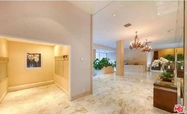 Foto principal - 999 N Doheny Dr