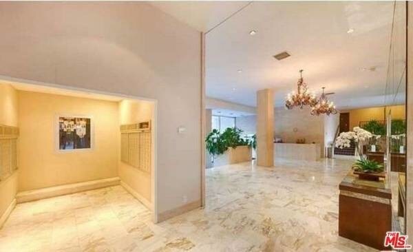 Primary Photo - 999 N Doheny Dr