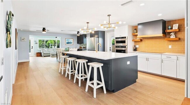 Building Photo - 2736 Riverview Dr
