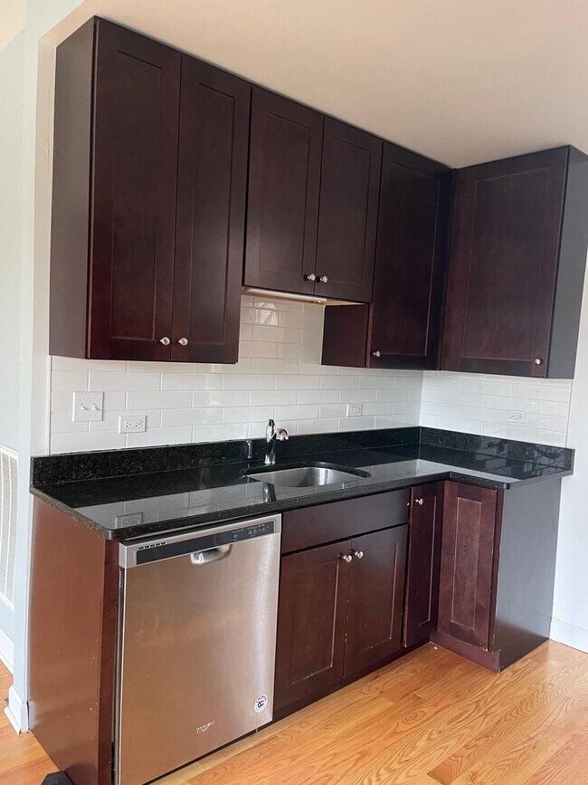 Foto del edificio - 1640 W Pratt Blvd