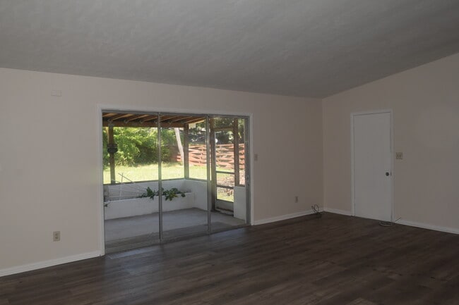 Foto del edificio - 8114 Meadowglen Dr
