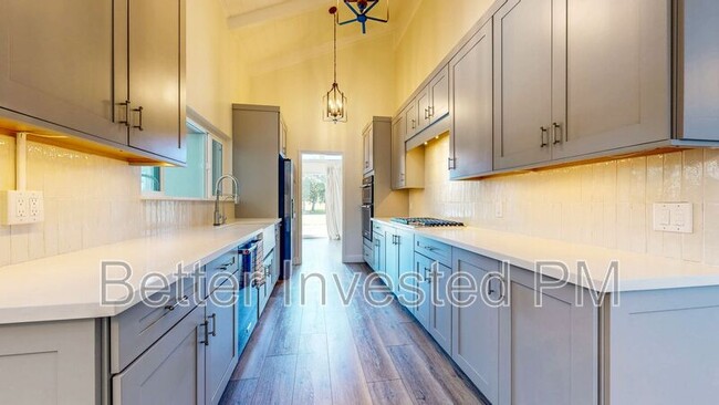 Foto del edificio - 475 Country Club Dr