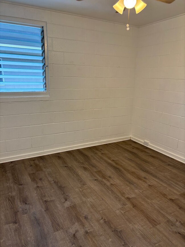 Building Photo - Moiliili/University - Hausten St - 2 Bdrm/1 Bath - $1,525