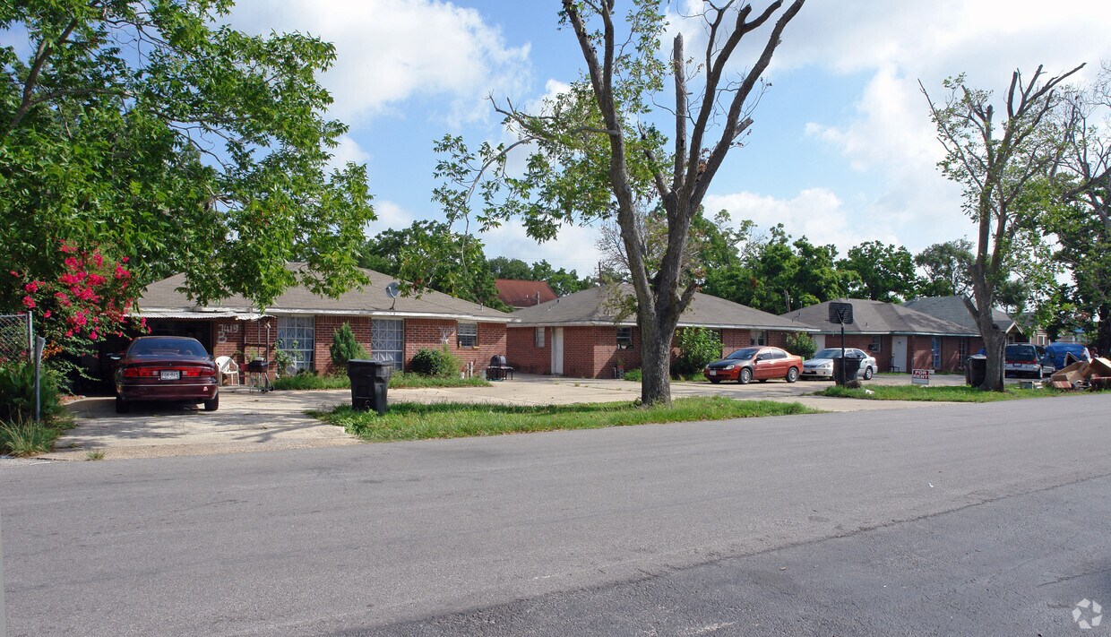 Primary Photo - 7419-7425 Lindencrest St