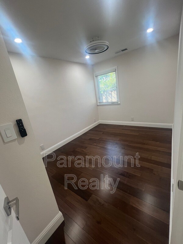 Foto del edificio - 500 Woodstock Way