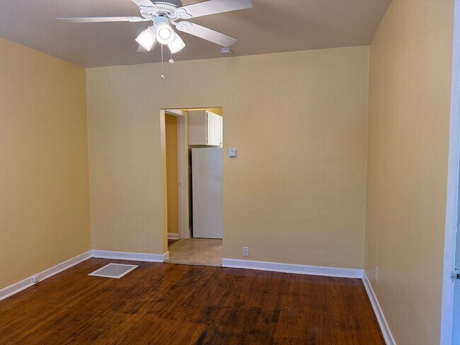 Foto del edificio - Charming 1-Bedroom Apartment in the Heart ...