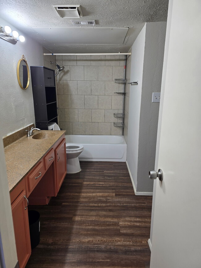 Bathroom - 7201 Pineberry Rd