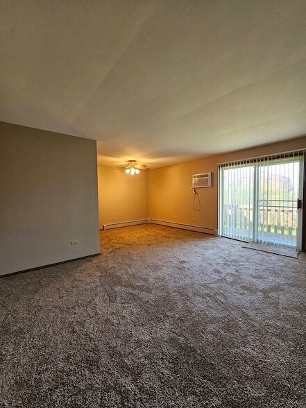 Building Photo - 1440 Getzelman Drive Unit 1E