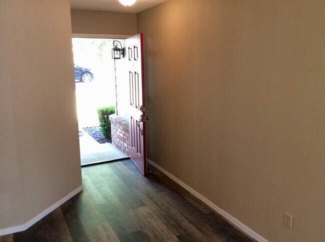 Front entry - 5716 Terrace Dr
