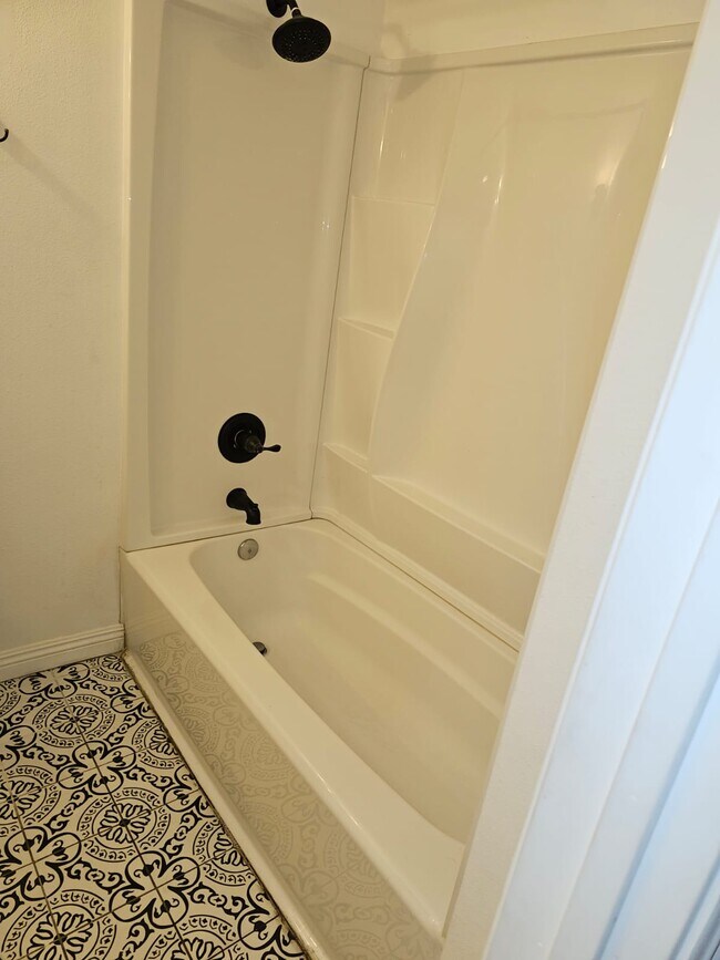 Master bathroom - 5630 Craner Ave