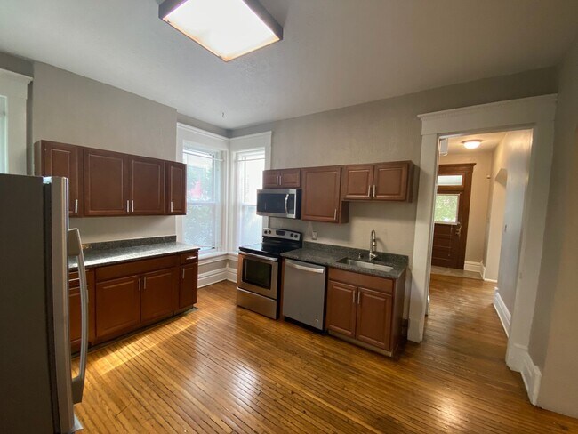 Foto del edificio - Beautiful Six Bedroom House Just Outside T...