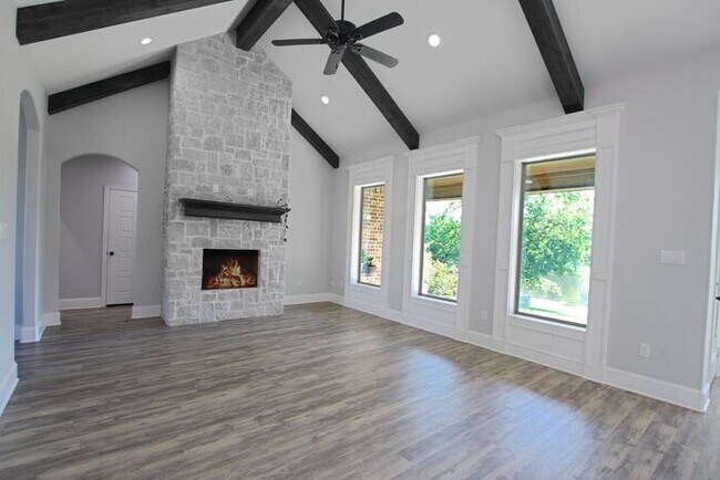 Foto del edificio - Tour Today! Beautiful 4-Bedroom, 2-Bathroom Home Overlooking a Pond!