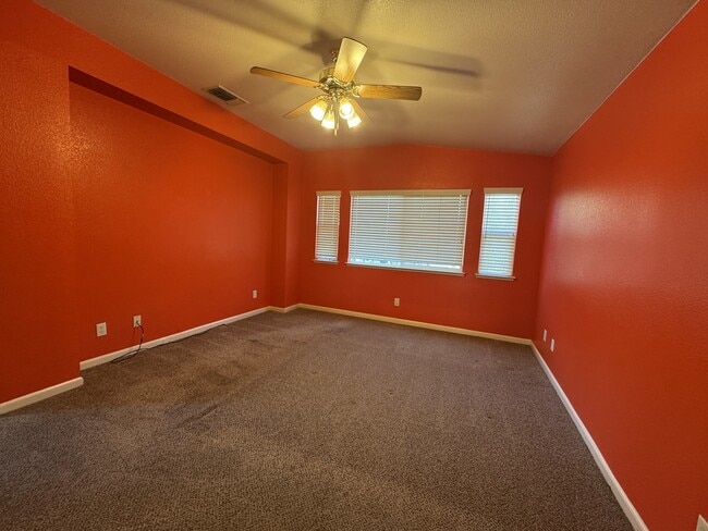 Building Photo - 361 Royal River Dr