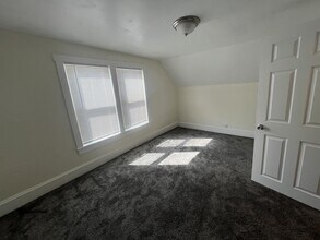 Building Photo - 5 Thenius St