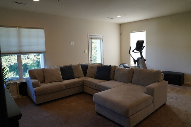 Building Photo - Gorgeous 3 Bedroom / 3.5 Bathroom Townhous...