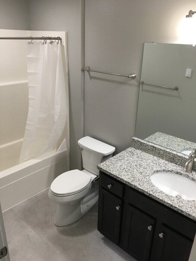 Baño - 295 NE Beech St