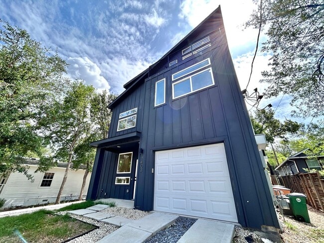 Building Photo - 1403 Cometa St