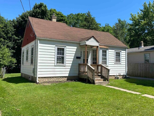 Building Photo - 205 Willard Ave W
