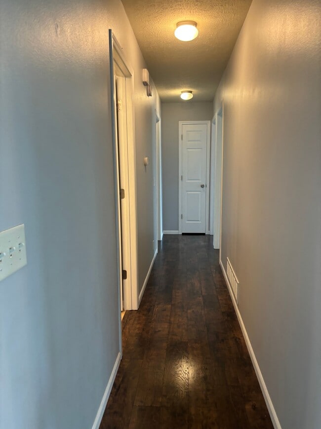 Building Photo - 817 Lake Vista Dr