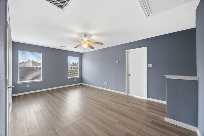 Foto del edificio - 8143 Sanders Forest Ct
