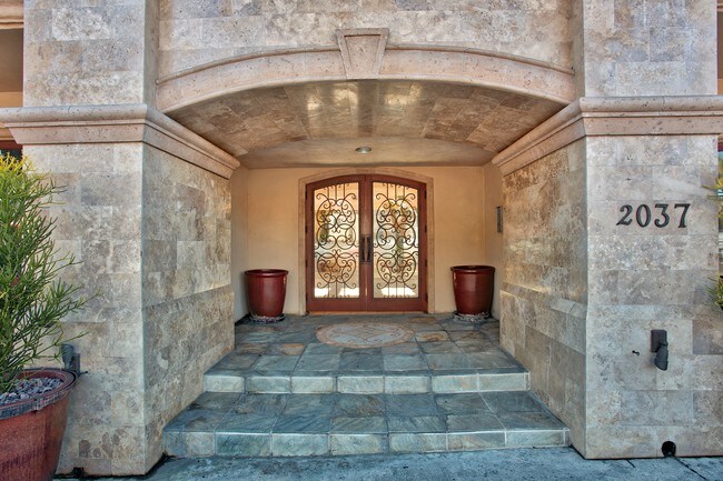 Entrada - 2037 S Coast Hwy