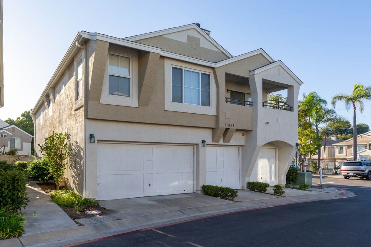 Primary Photo - 3 Bedroom 2.5 Bath 2 Story Townhome in Tri...