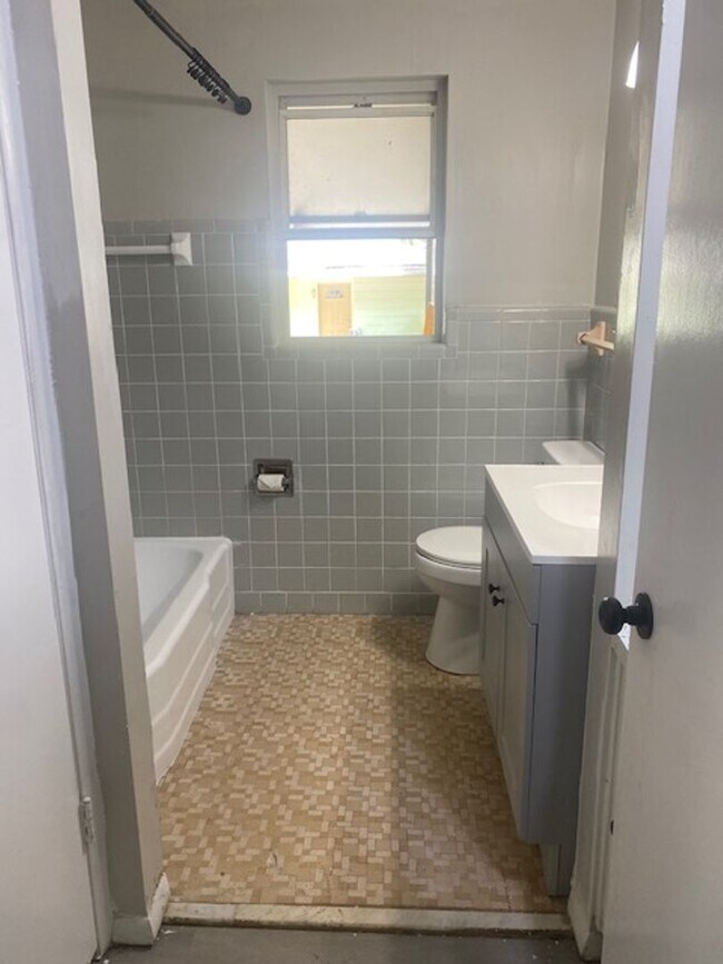 Foto del edificio - 4 Bed 1 Bath Home | Pet Friendly | Large F...