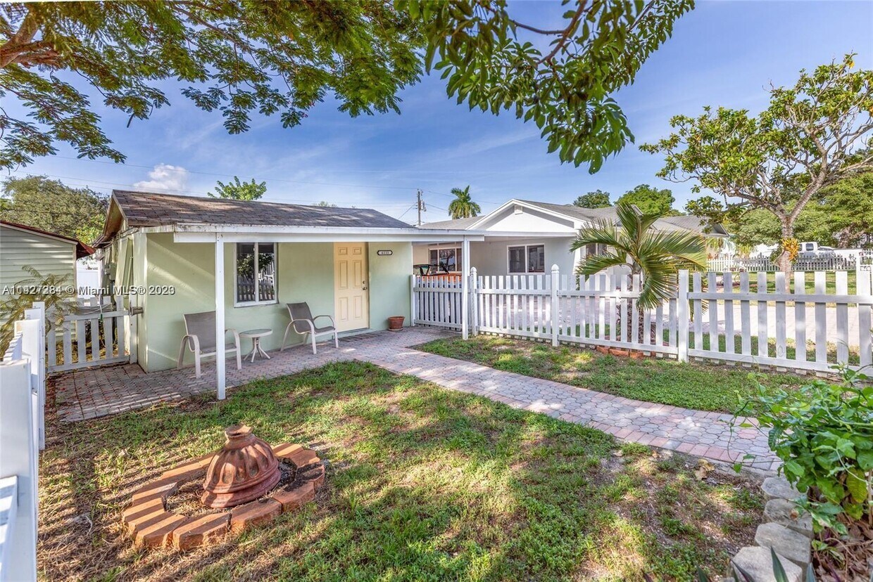 Primary Photo - 6133 Hayes St