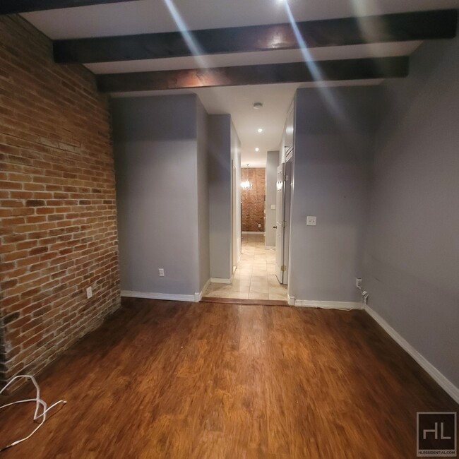 Building Photo - Large Renovated 1 Bedroom in Prime Park Slope