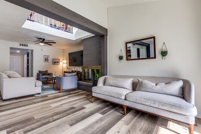 Foto del edificio - 4120 Towngate Blvd