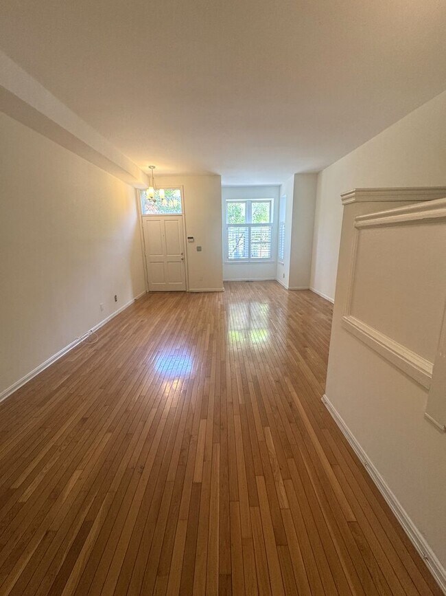Foto del edificio - 3BR/1.5BA Historic Townhouse in the Heart of Shaw with Parking