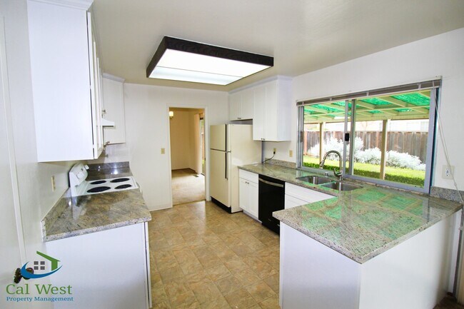 Foto del edificio - $4695 - Spacious Sunnyvale 5BD/2.5BA Home-...