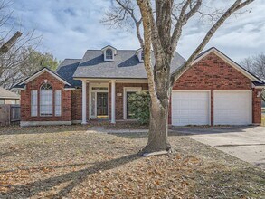 Building Photo - 811 Canyon Bend Rd