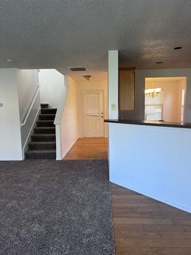 Building Photo - Move in ready Arlington Home