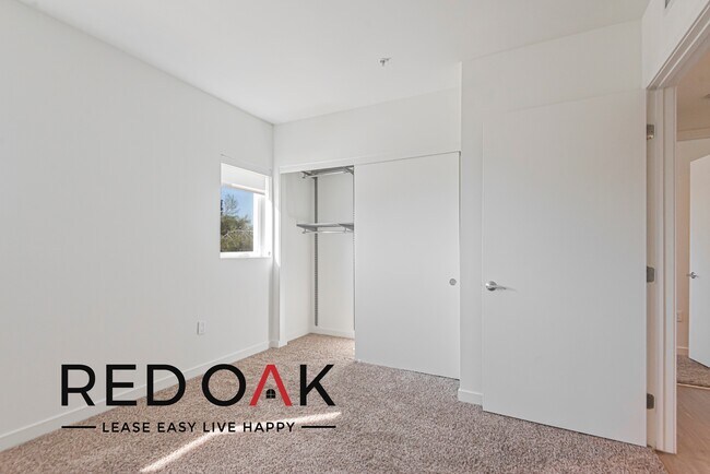 Building Photo - Incredible Two Bedroom with a Private Balc...