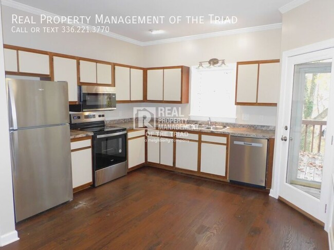 Foto del edificio - *Move in Special* HUGE 3 Bedroom, 2.5+ Bat...