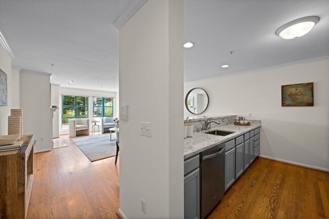 Building Photo - Twin Peaks: Remodeled Condo with Garage Pa...