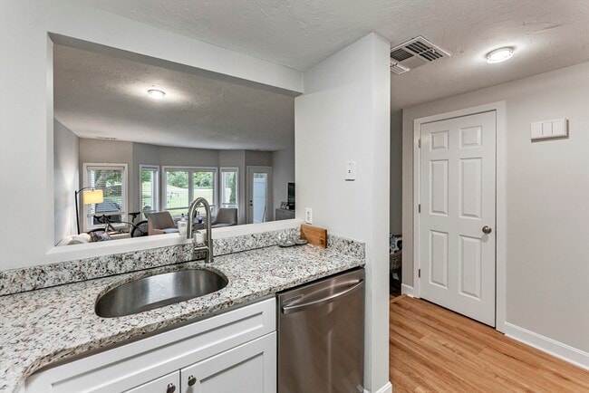 Building Photo - 18 Westcliff Dr