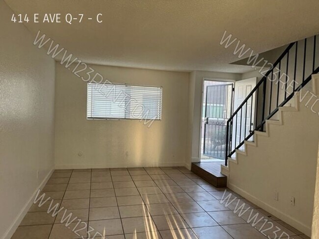 Foto del edificio - 2BD/ 1.5 BATH PALMDALE EAST TOWNHOUSE